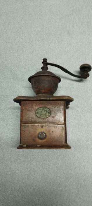 Stary drewniany młynek do kawy