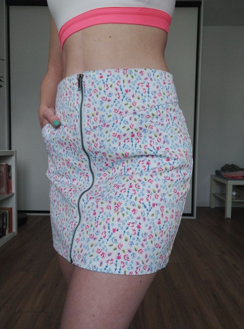 Spódnica mini w kwiaty kolorowa z kieszeniami HM H&M, zasuwak z przodu
