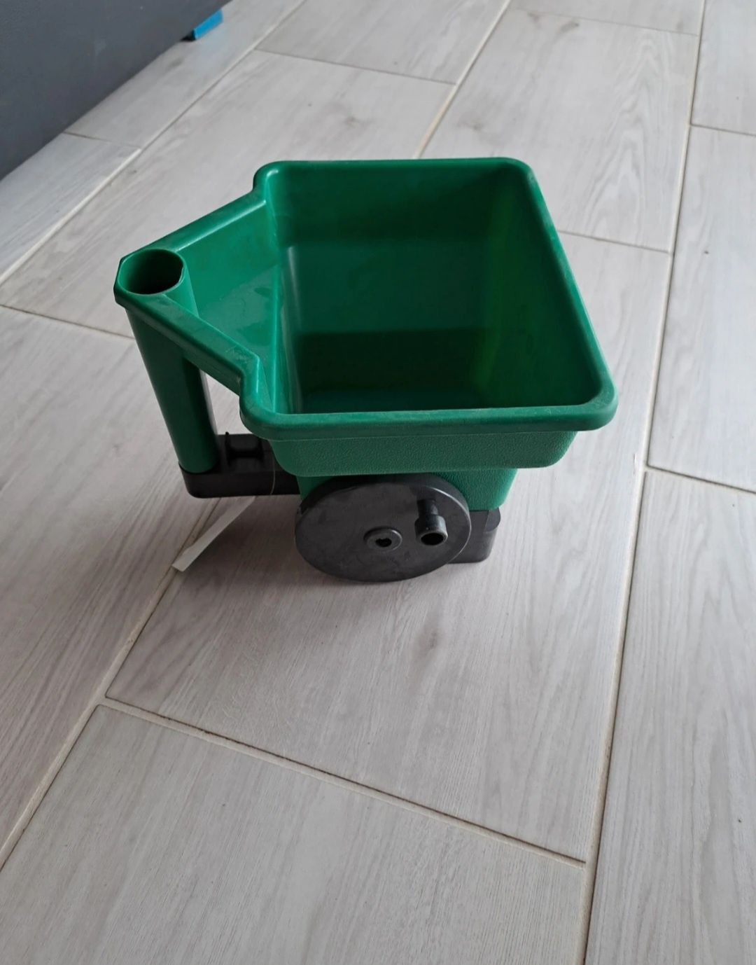 Rozsiewacz siewnik reczny ogrodowy  nawóz trawy  3L