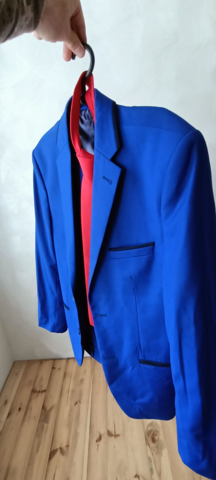 Чоловічий костюм синього кольору. У подарунок червона краватка