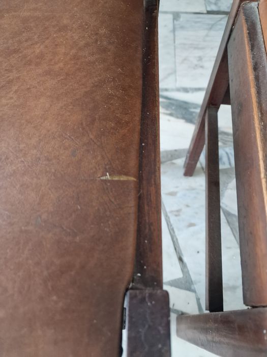 Duas cadeiras de madeira