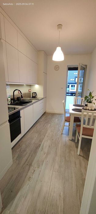 2 pokoje + kuchnia, osobne pomieszczenia, szafy, balkon, garaż