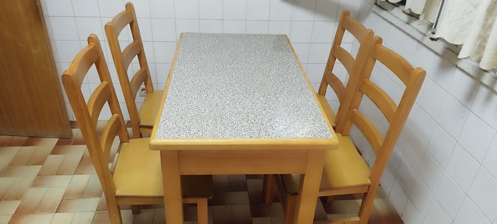 Mesa de cozinha  e 4 cadeiras.