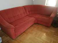 Duża sofa w kolorze pomarańczowym