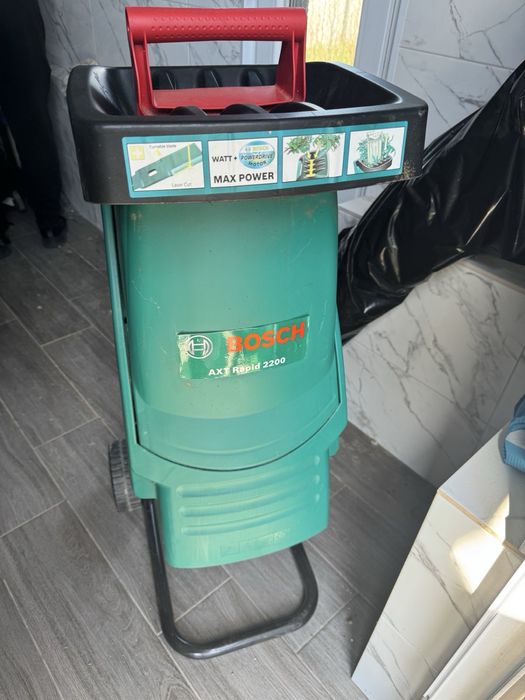 Подрібнювач гілок садовий,дробілка Bosch AXT Rapid 2200