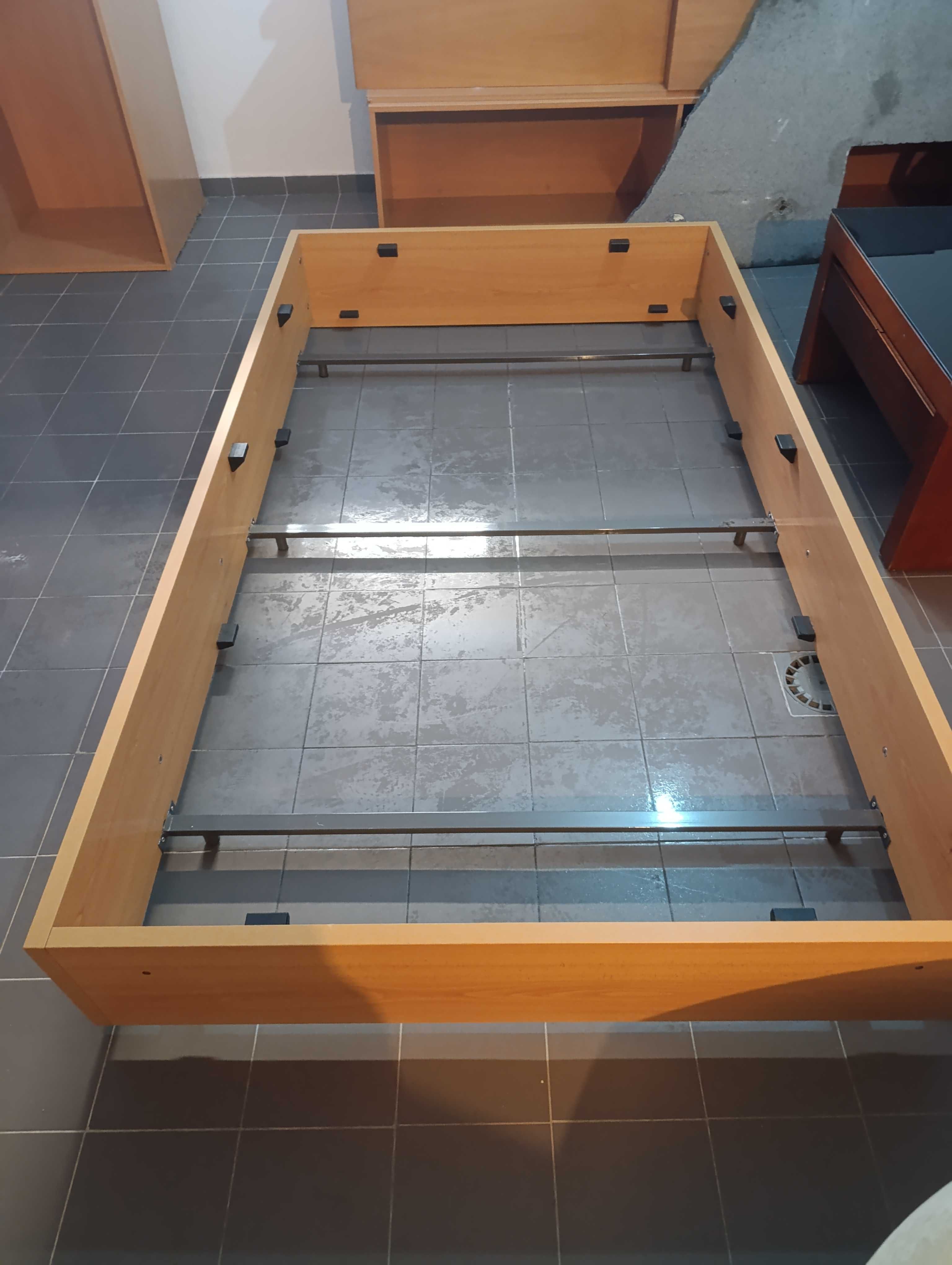 Cama, estrado , colchão e comoda