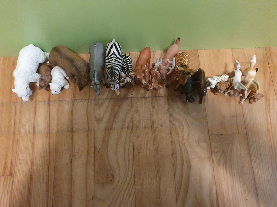 Różne figurki zwierząt