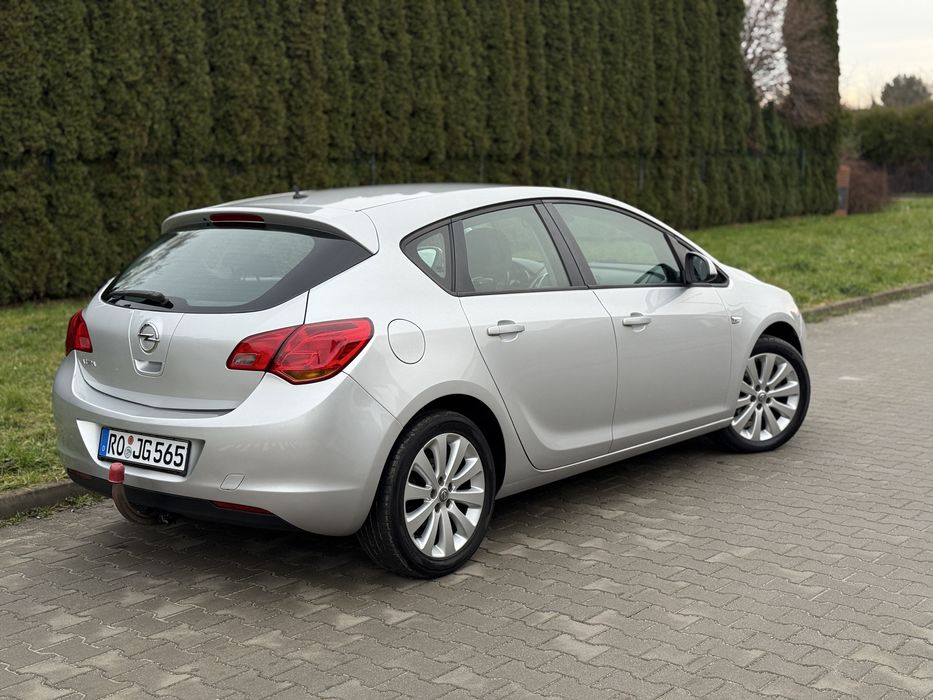 Opel Astra J 1.6 16v Benzyna 2011r z Niemiec