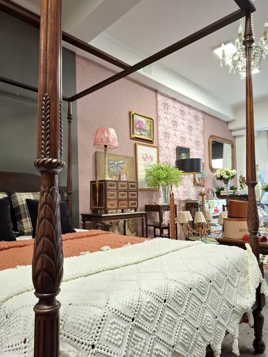 Cama de dossel em madeira maciça - estilo clássico.