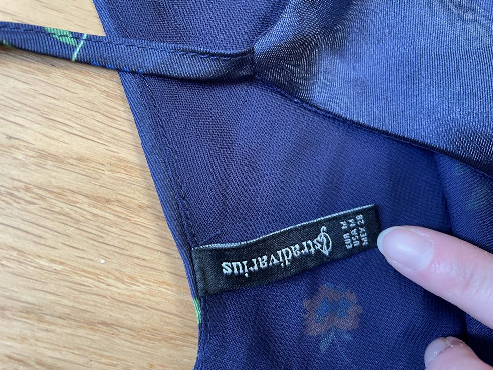 Piekny satynowy top Stradivarius