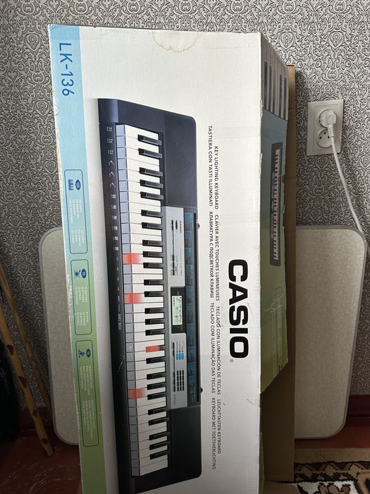 Синтезатор Casio LK-136