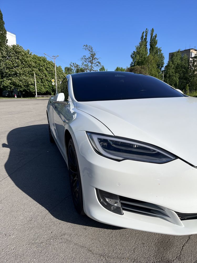 Tesla Model S 2016