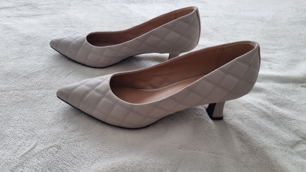 Buty pikowane rozmiar 39 beż