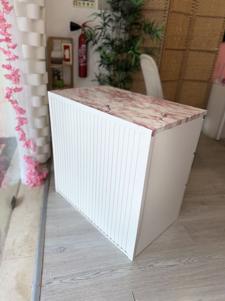 Movel ikea decorado com ripas de mandeira e autocolante