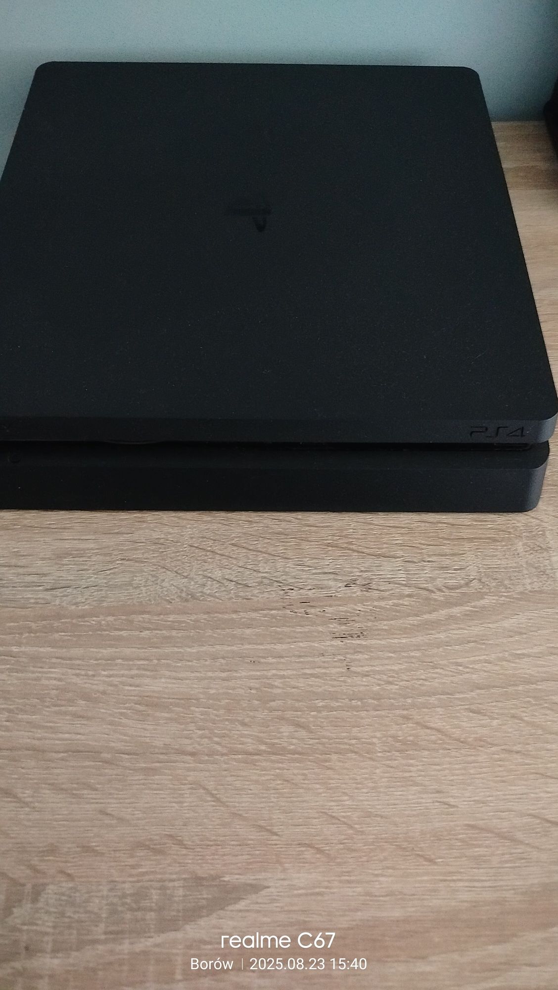 Konsola PS4. Dodatkowo dwa oryginalne pady.