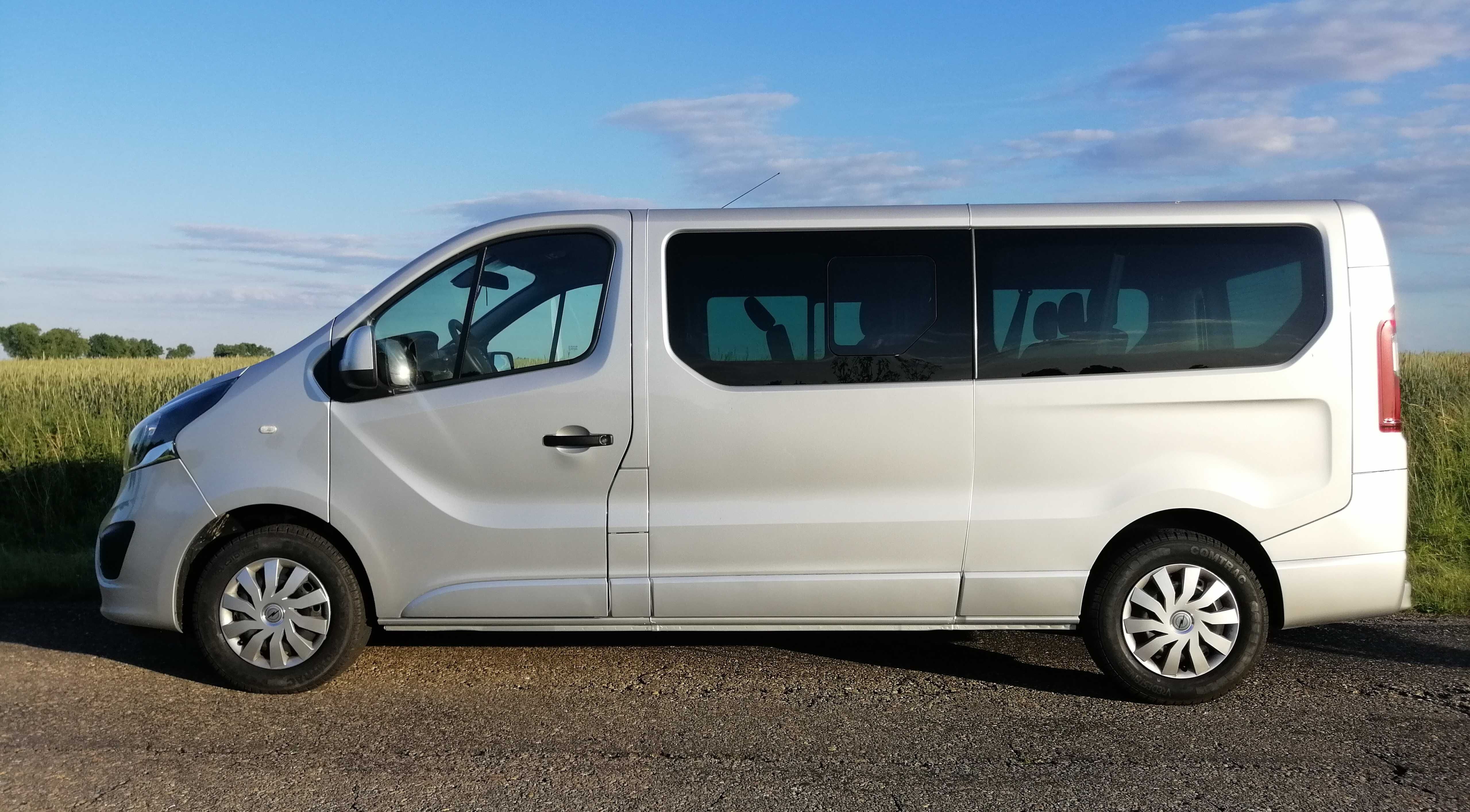 Wynajem busa Opel Vivaro LONG - 9 osobowy