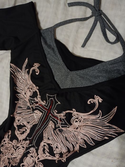 Чорна майка з хрестом