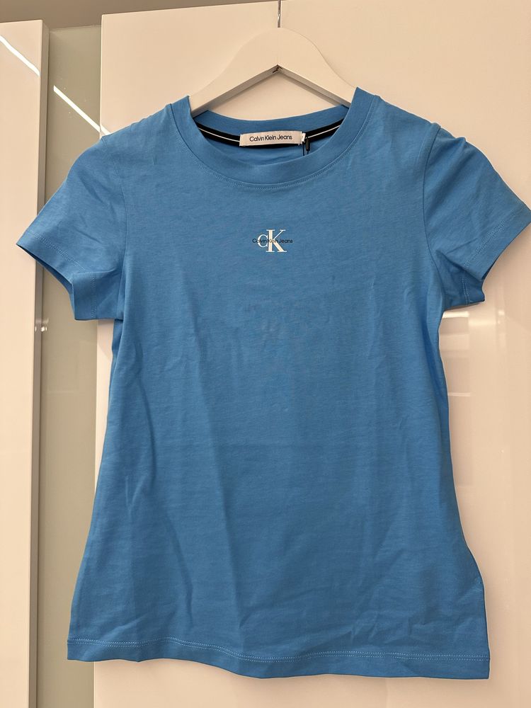 nowy damski T-shirt Calvin Klein w kolorze niebieskim, rozmiar XXS.
