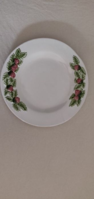 Prato de louça com decoração em relevo