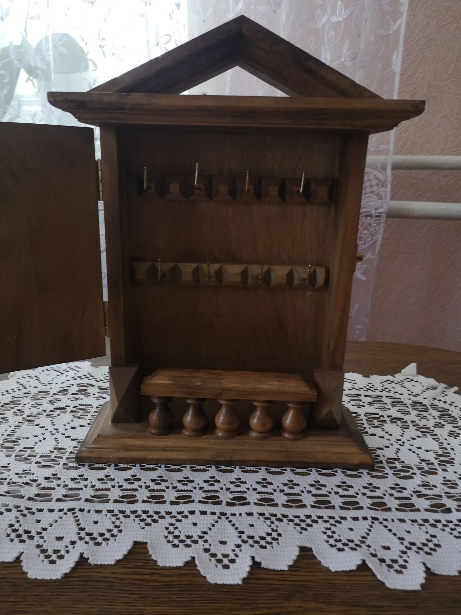Продам ключницу настенную