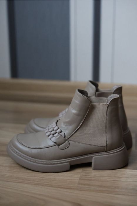 Демісезонні жіночі бежеві челсі з натуральної шкіри