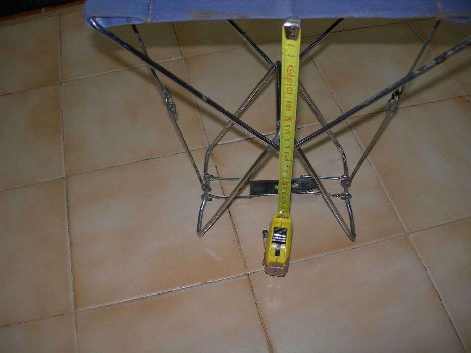 Pequeno banco desmontável.