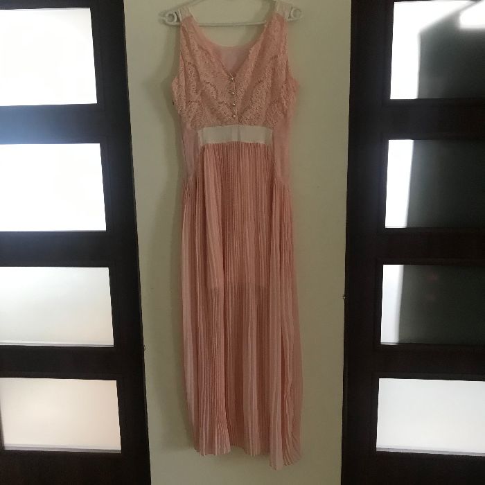 Sukienka koktajlowa Ted Baker z koronki i szyfonu zjawiskowa na wesel