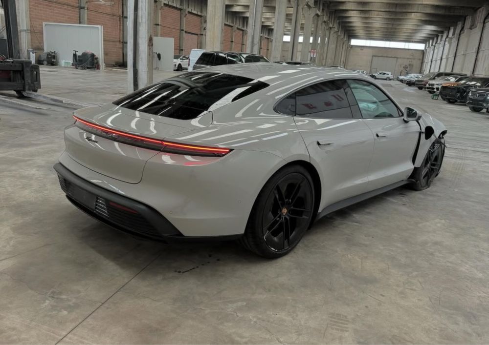 Porsche Taycan  бампер фара двері