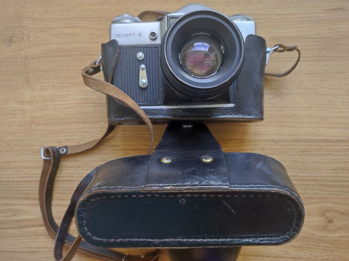 Kolekcjonerski analogowy aparat fotograficzny firmy Zenit-E.