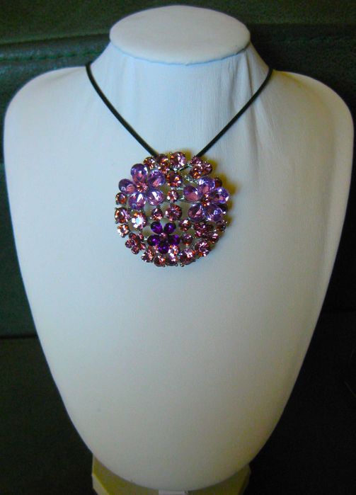 Alfinete / Pendente / Pregadeira Arranjo Flores Lilases NOVO