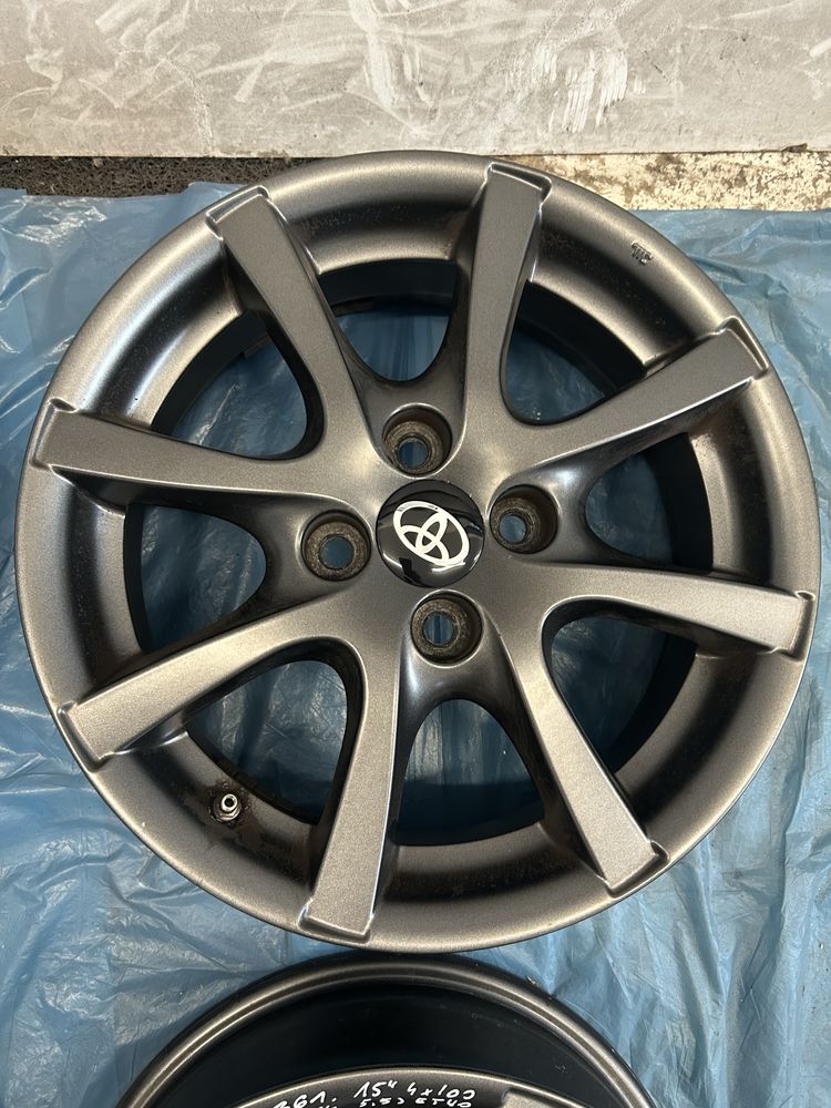 361 Felgi Aluminiowe TOYOTA R 15 4x100 Bardzo Ładne
