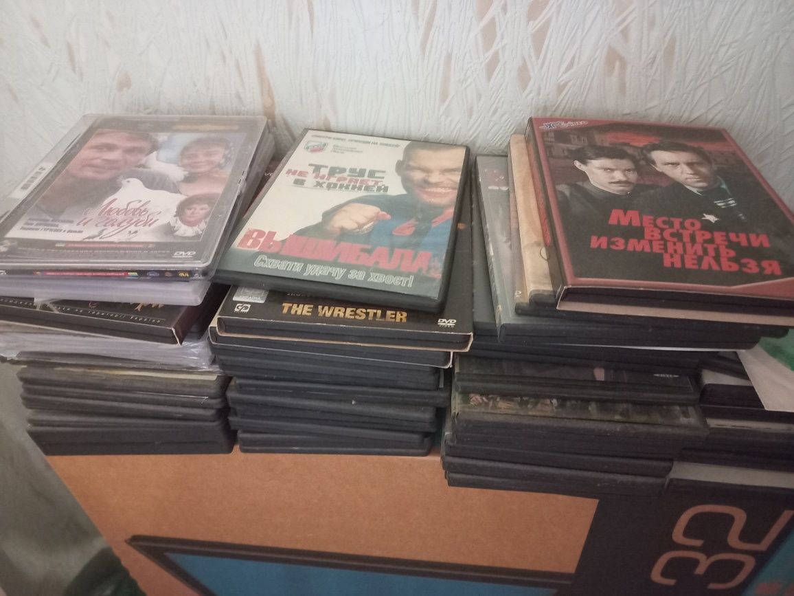 Продам недорого диски з фільмами та музикою