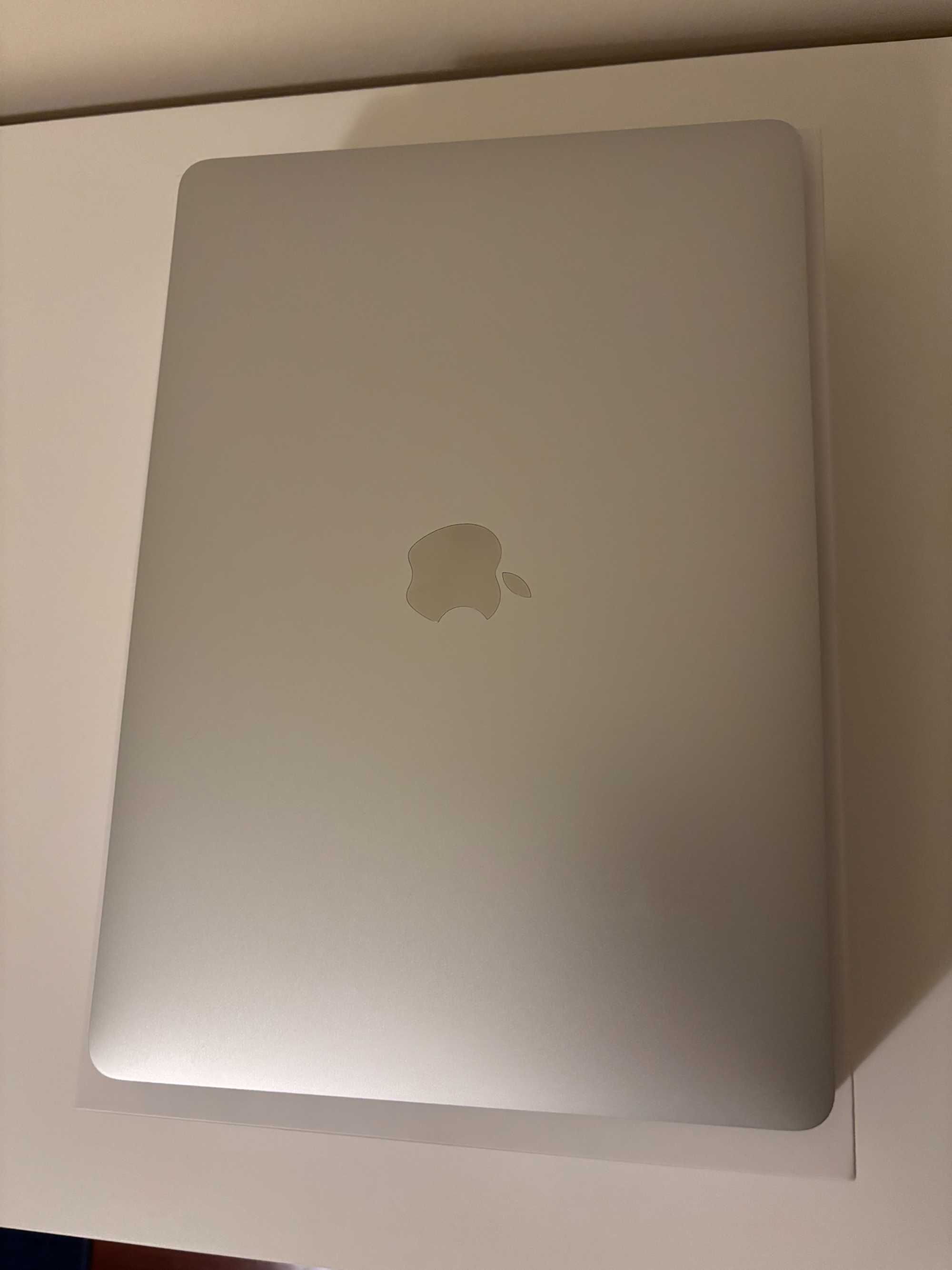 Macbook Air M1 256 SSD 8-GB  + teclado e rato apple