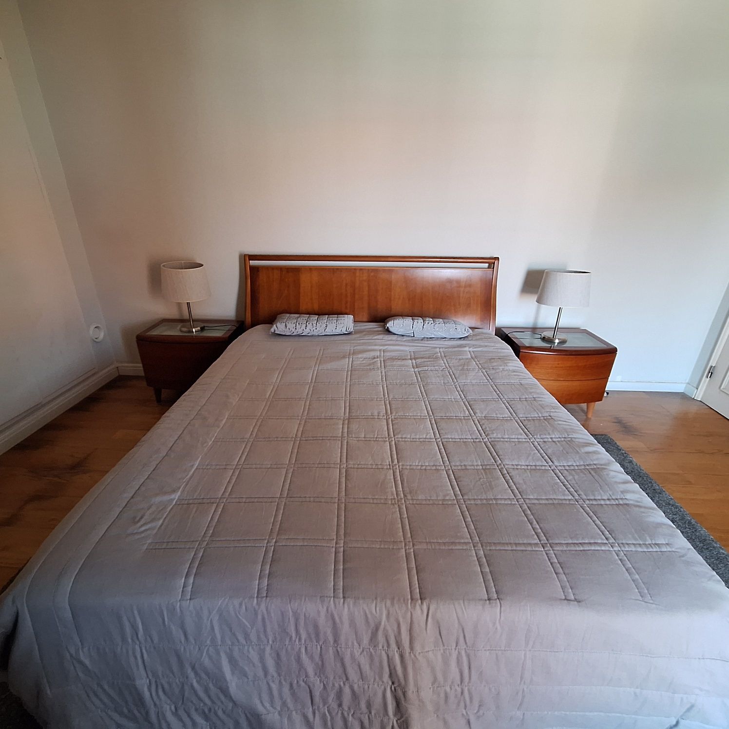 Quarto INTERFORMA com cama de casal e mesas cabeceira e cómoda
