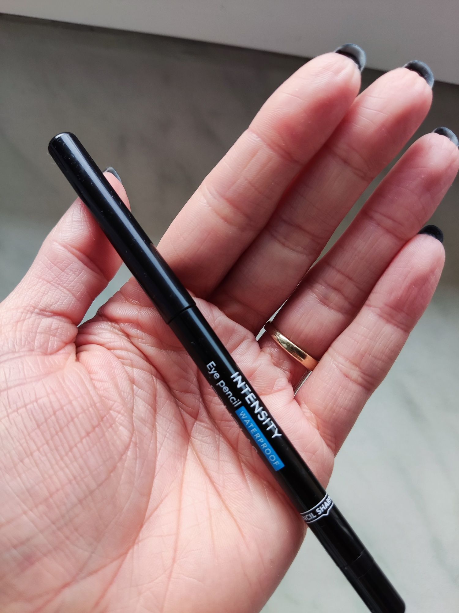 Czarna kredka do oczu Douglas make up intensity eyeliner waterproof