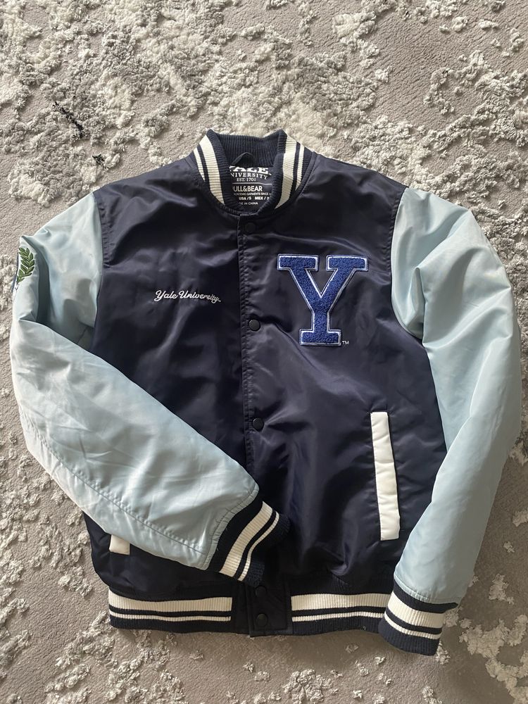 Kurtka Pull&Bear Yale Niebieska kurtka bomberka w uczelnianym stylu