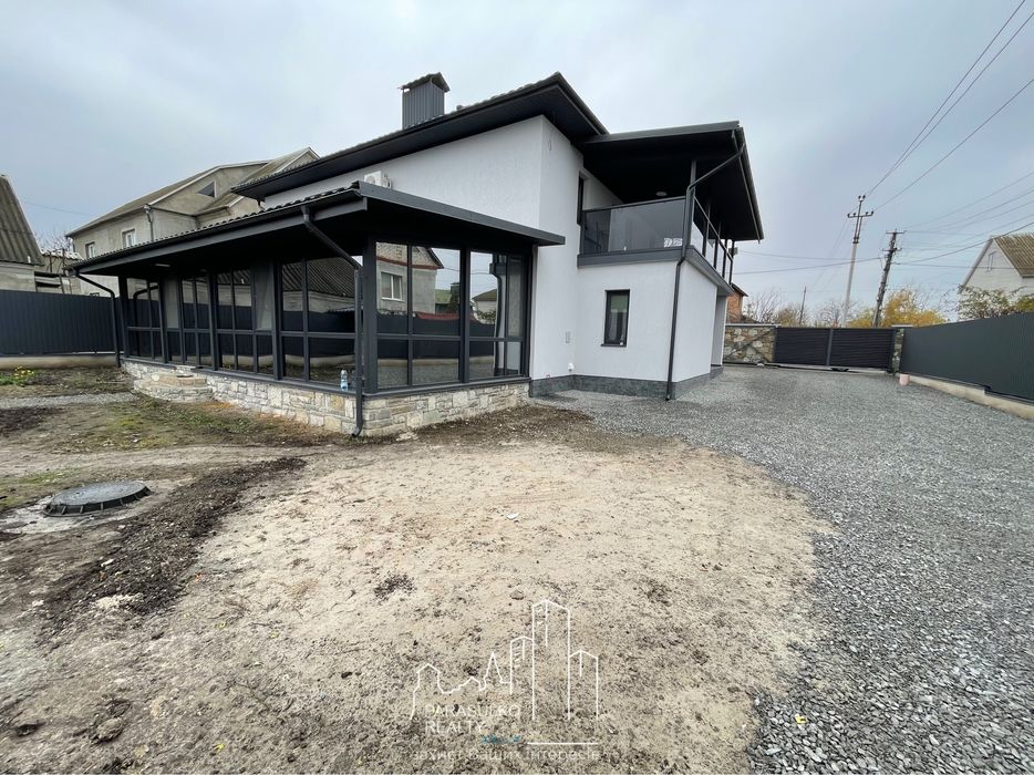 Продам шикарний будинок з меблями та приміадьною технікою