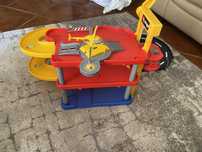 Parque de estacionamento (carros de brinquedo)