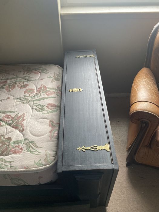 Cama solteiro dupla ( gaveta com cama inferior) e arrumação  lateral