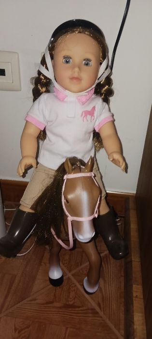 Boneca mais mota e o cavalo novos