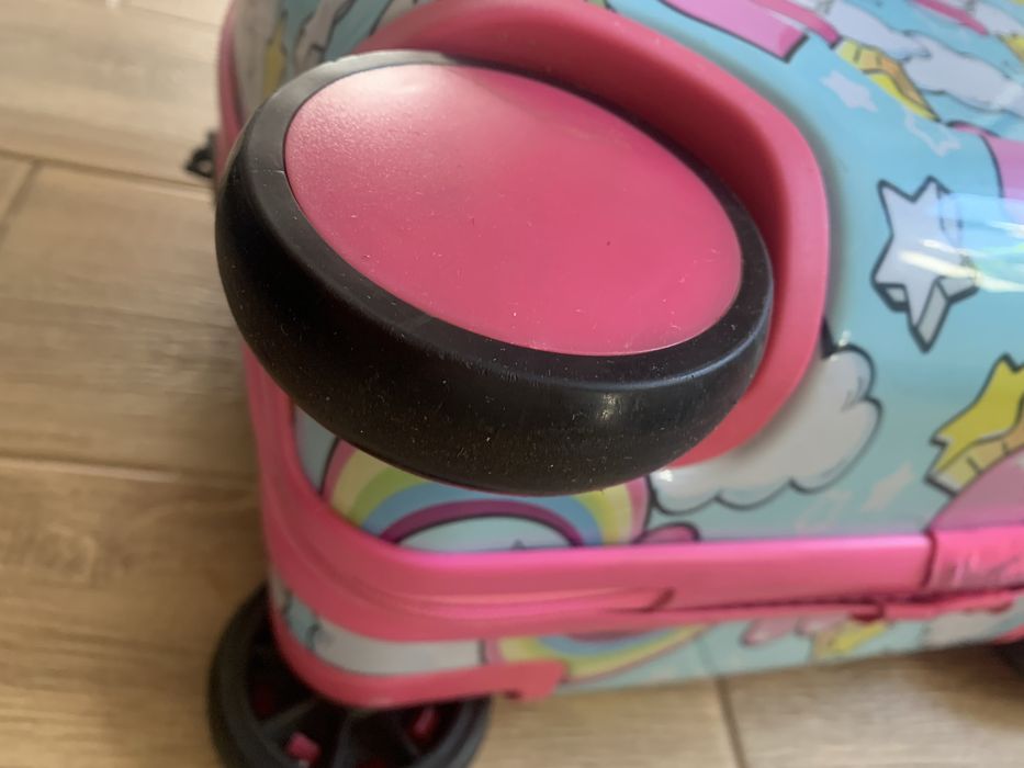 Дитячий чемодан на колесах