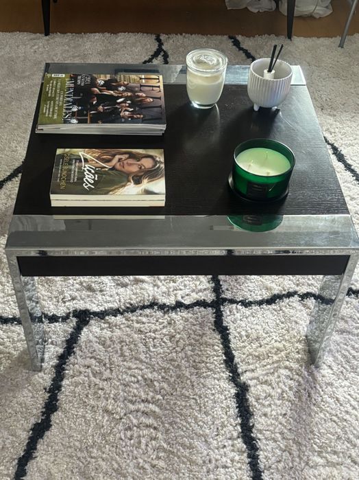 Mesa de centro castanha e prateada