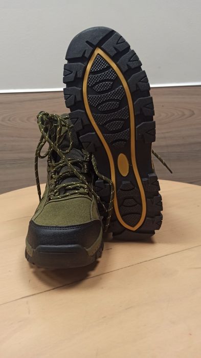 Продам трекінгові черевики, нові.