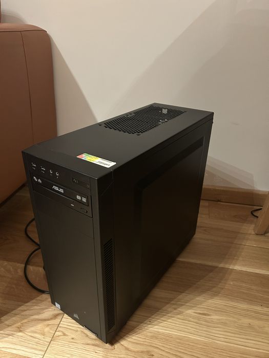 komputer PC + monitor + klawiatura