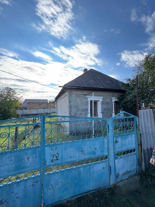Продається будинок у зручному районі