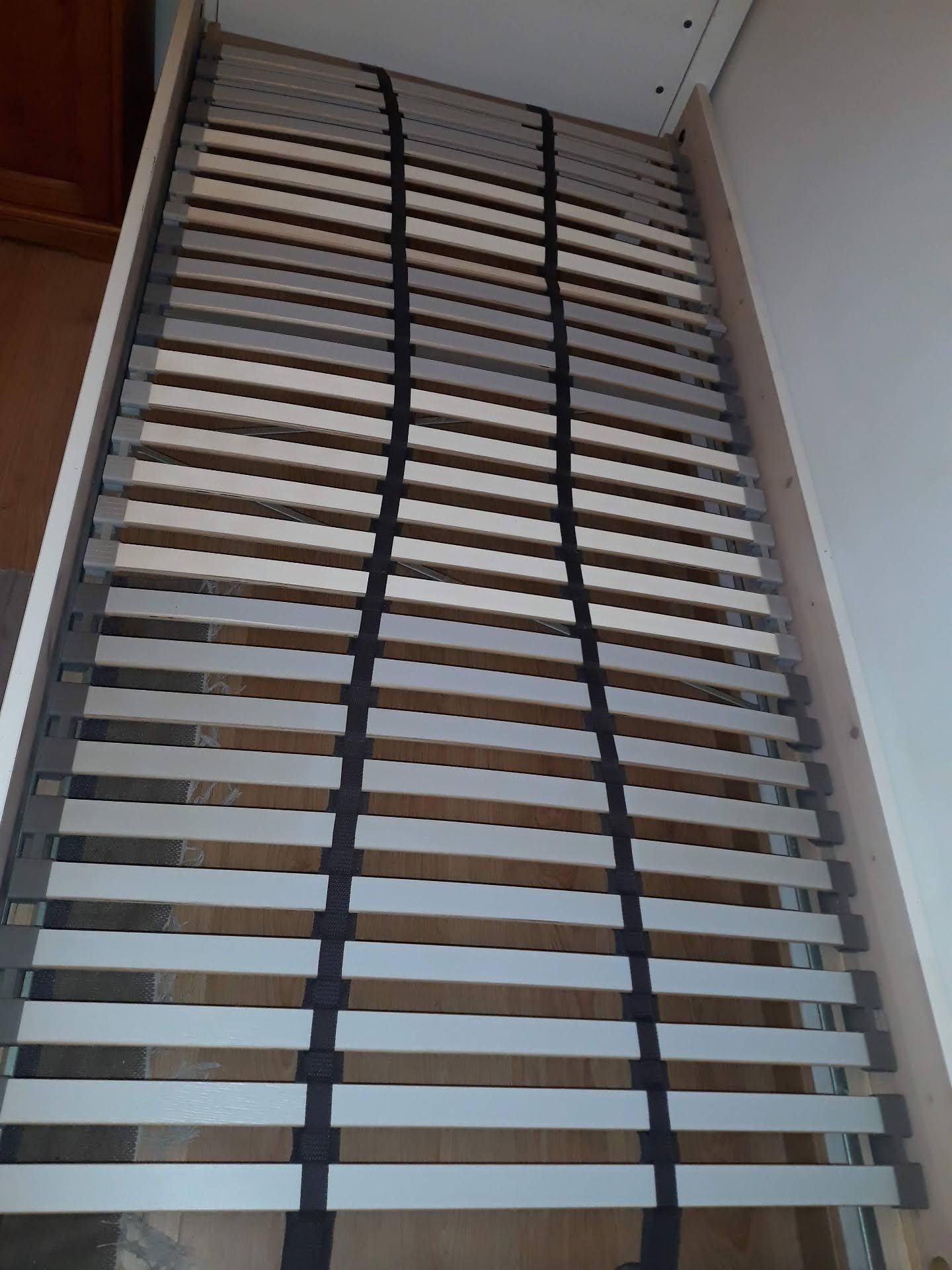 Mobilia de quarto solteiro.