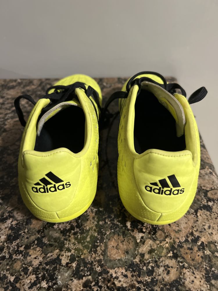 Chuteira Adidas T36