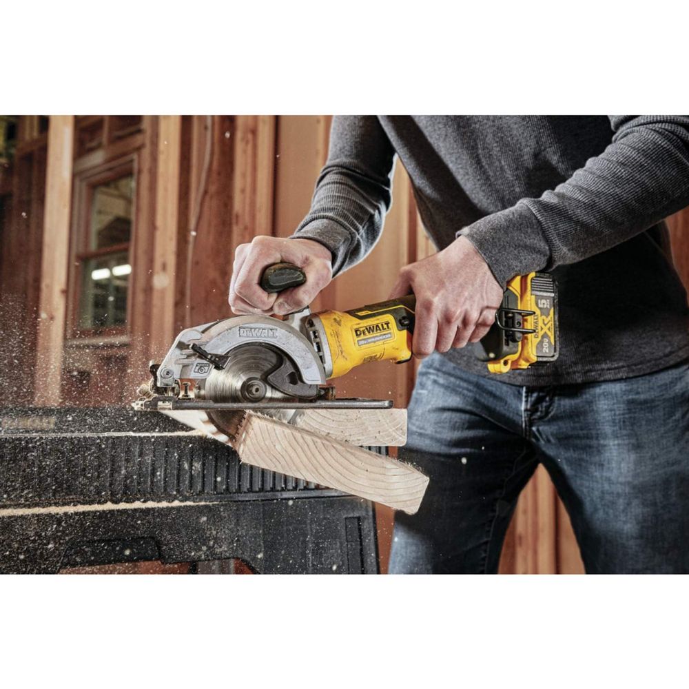 Дискова пила Dewalt dcs571