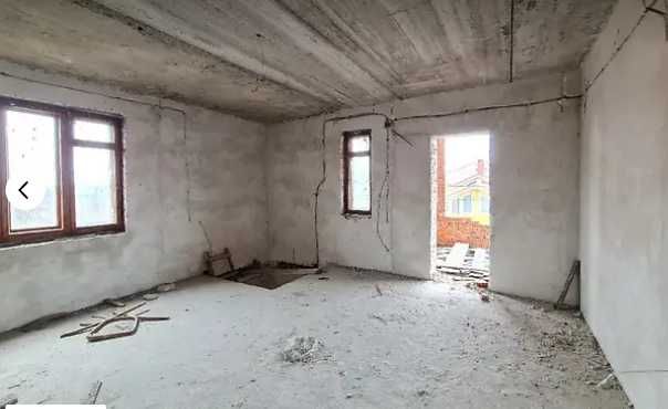 Продається приватний будинок в 10 хвилинах від центру міста.