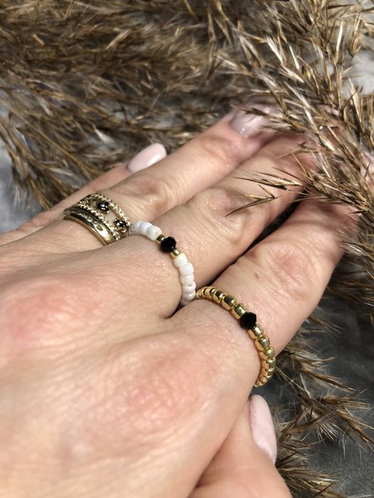 Pierścionek na elastycznej gumce z koralików